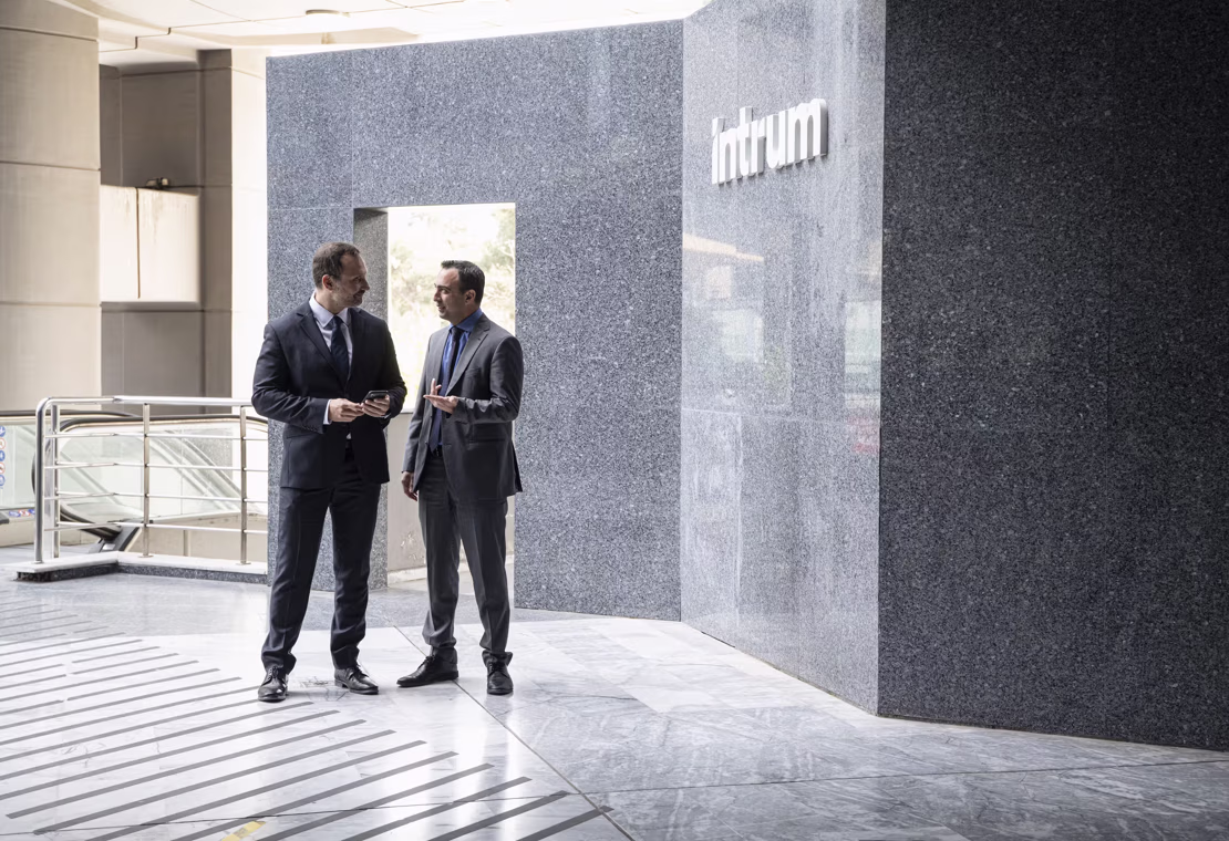 Από τους μύθους στην πραγματικότητα: πώς η τεχνολογία και η συνεργασία αλλάζουν το τοπίο της διαχείρισης οφειλών