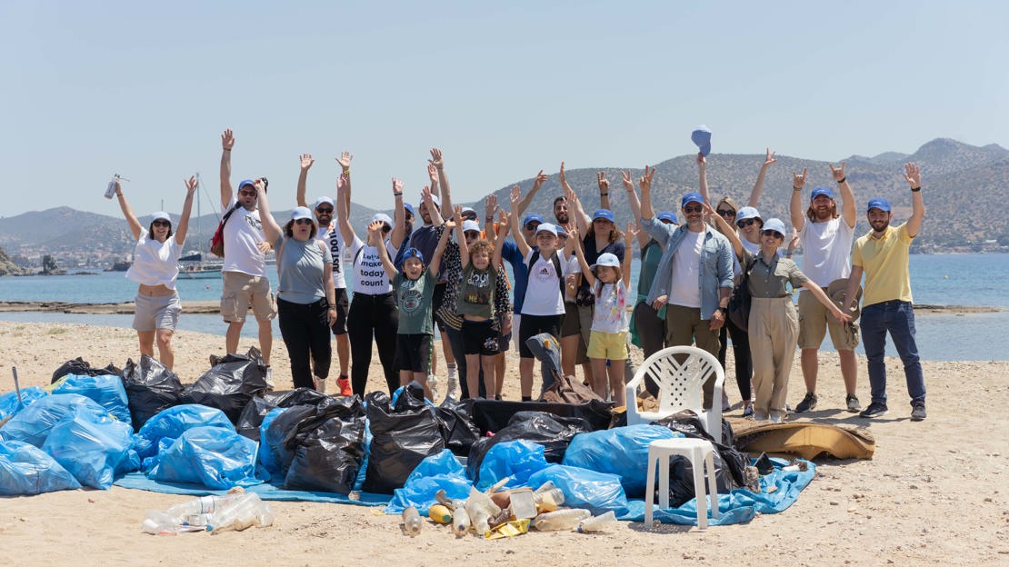 Voluntary beach cleaning by Intrum Hellas’ employees in one of the most beautiful beaches of Attica